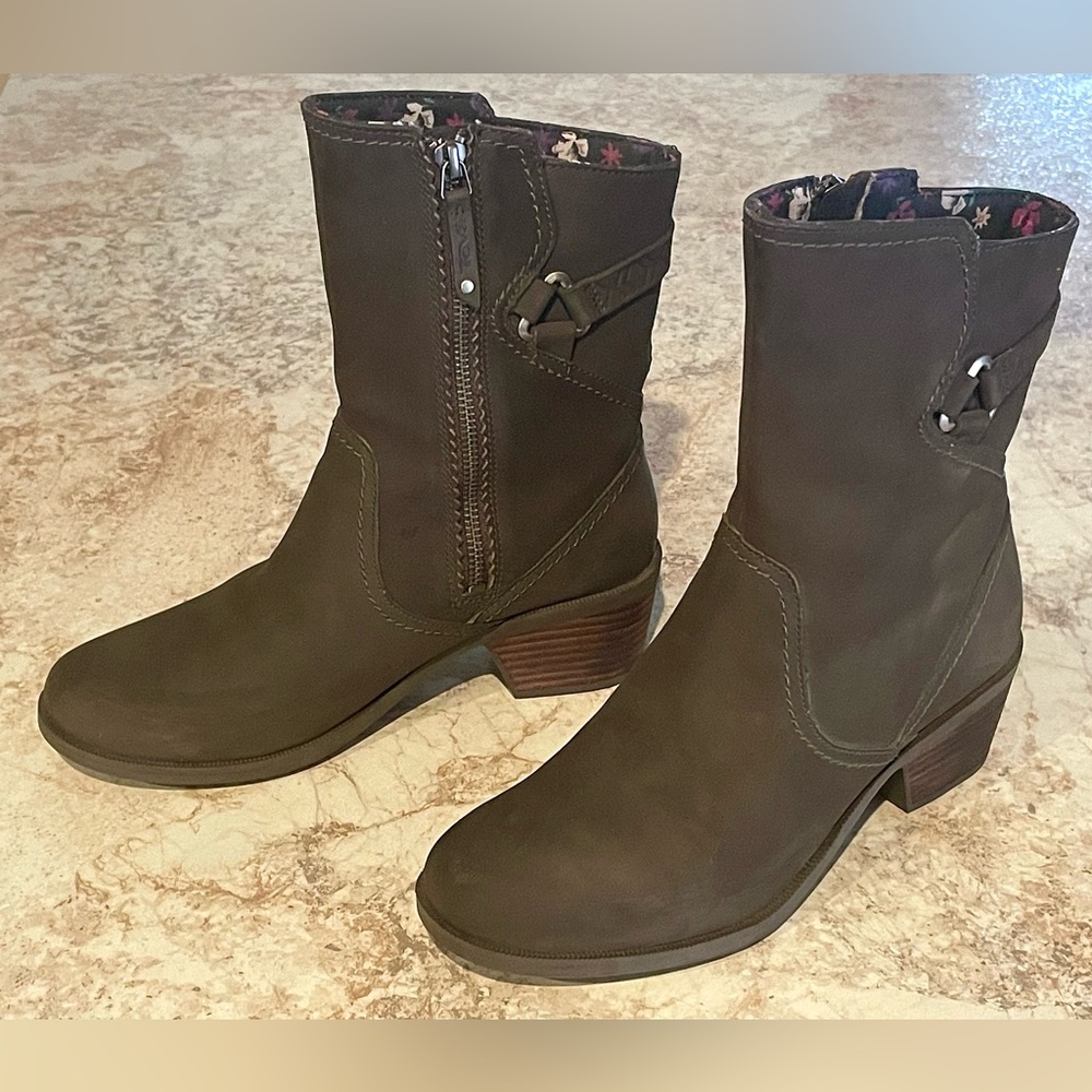 Teva Foxy Leather Heeled Boots Side Zipper Closure Size 7 Olive Green